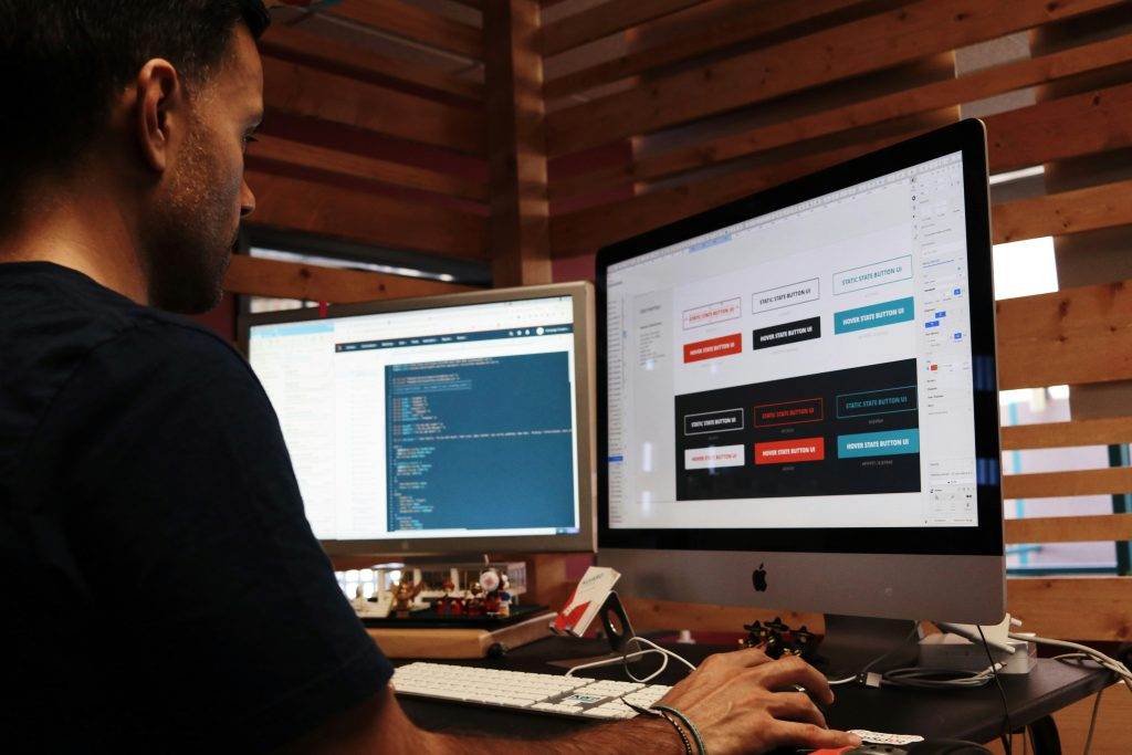 Webdesigner am Laptop erstellt moderne Website im Homeoffice
